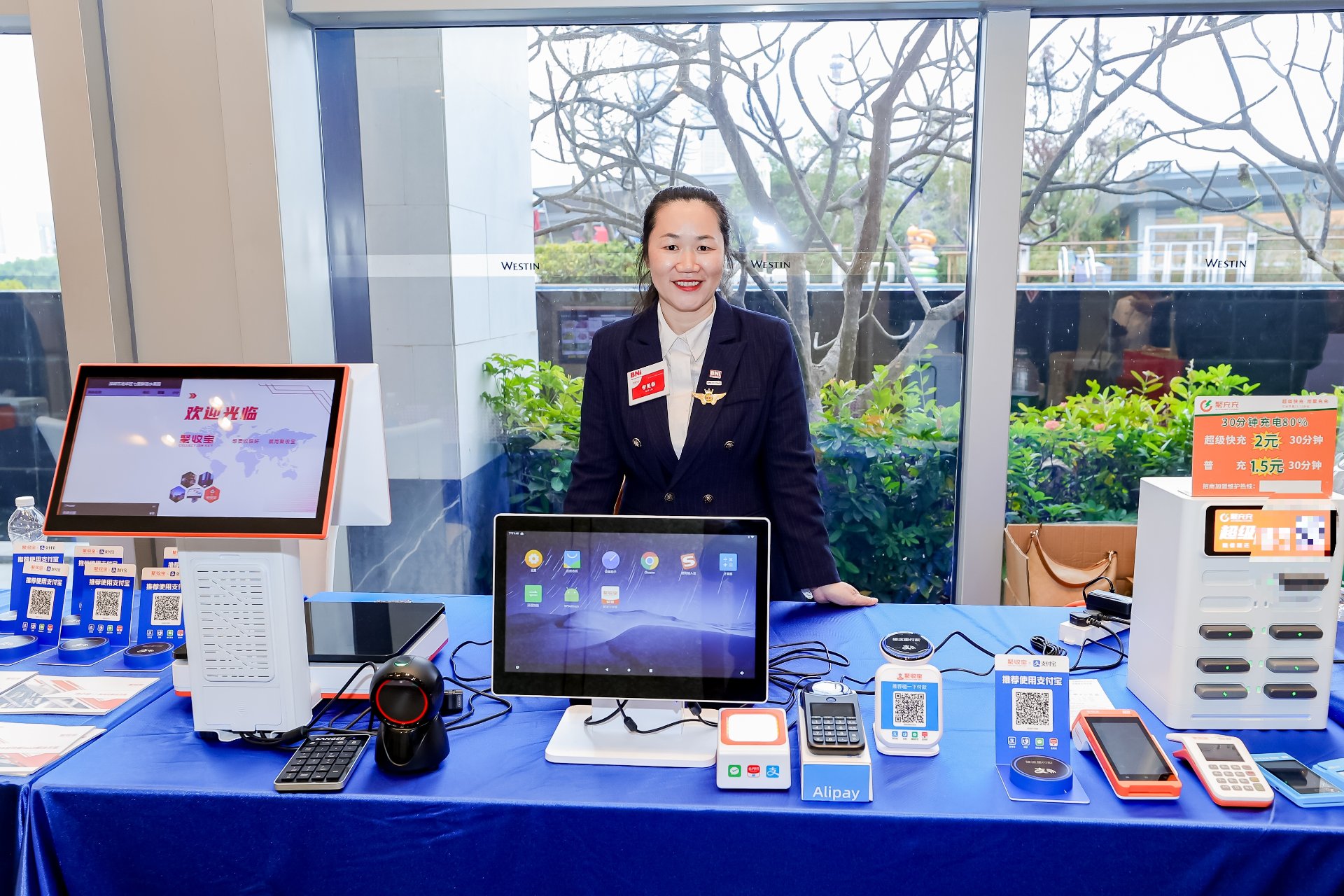李美春工程师在行业展会现场